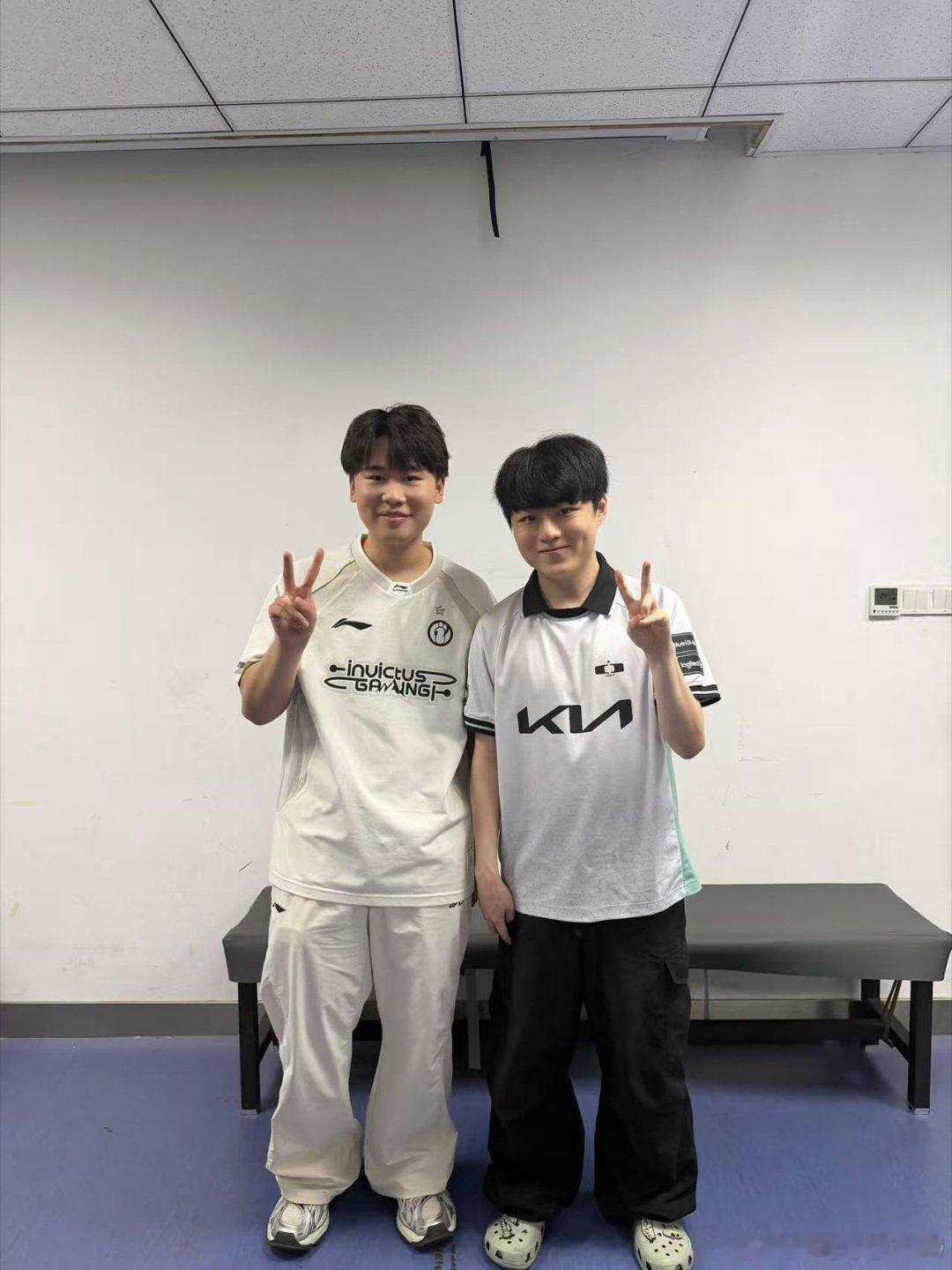 昨天，IG打野小Wei晒出与Showmaker许秀的合影！Wei晒与Showma