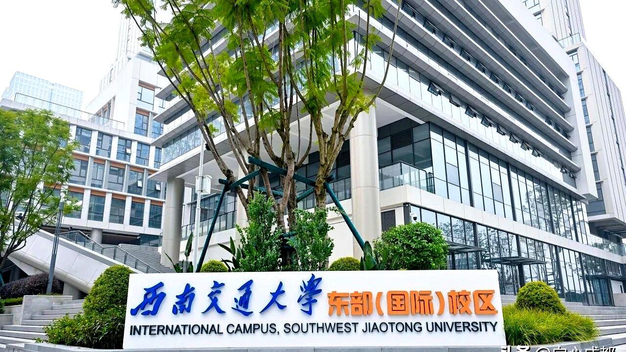 刚刷到一条硬核官宣，成都东部新区把牌又立高了一层：西南交大东部校区要来了。
6年