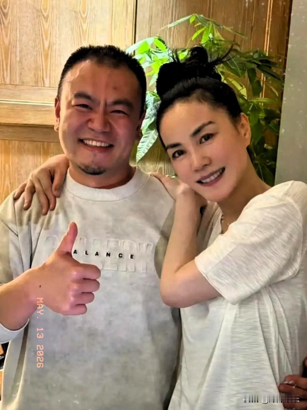 5月13日，王菲突然登顶热搜，起因只是一张普通的工作合照，却瞬间引来全网围观。