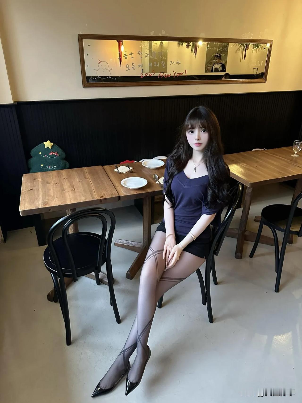 今日探店，店内温馨，性感黑丝美人优雅相伴，生活碎片满是美好[爱慕][爱慕]