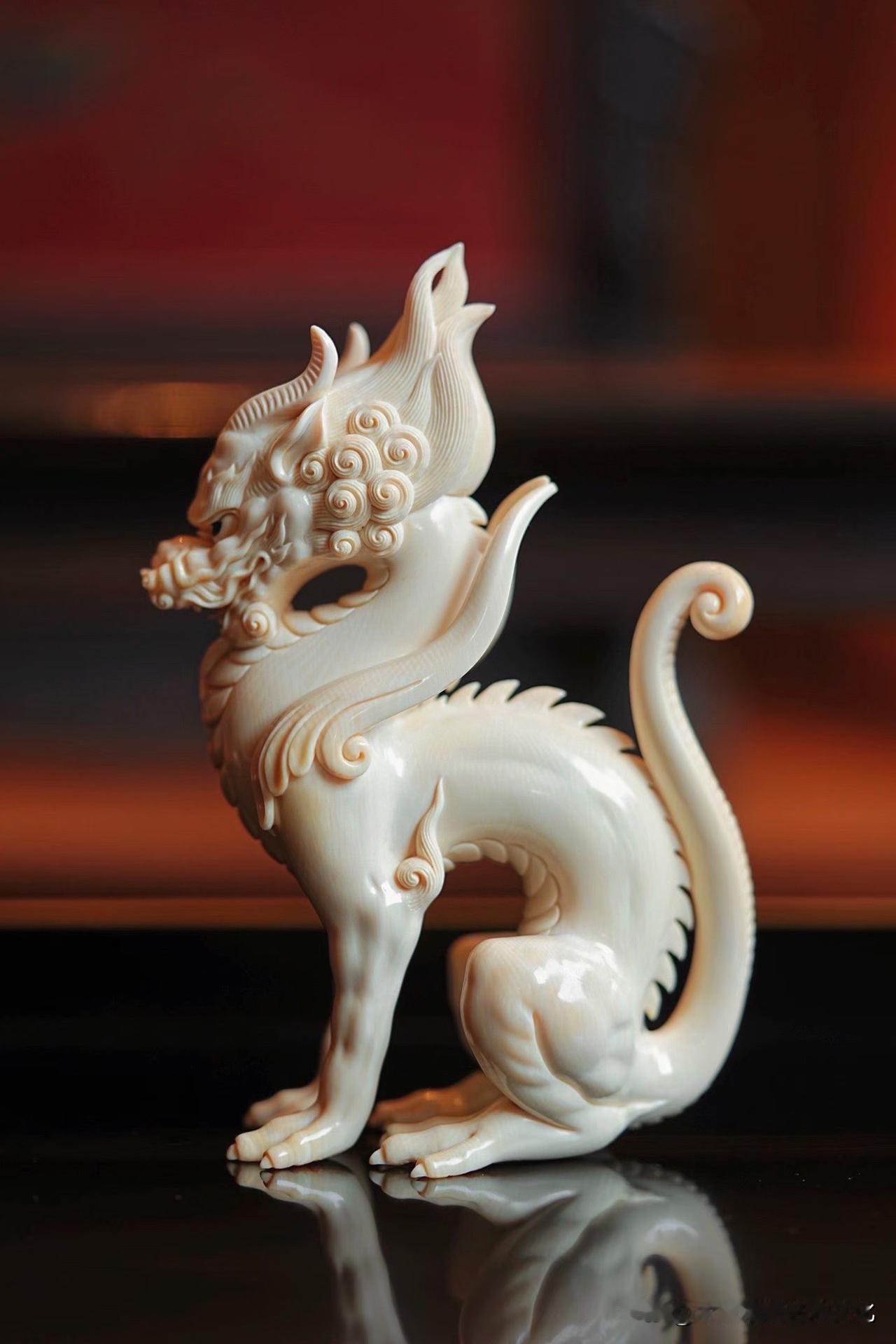 龙，不一定要腾云驾雾，静坐亦有气势。

龙首微昂，口半张，鬃毛向后延伸，与脊部自