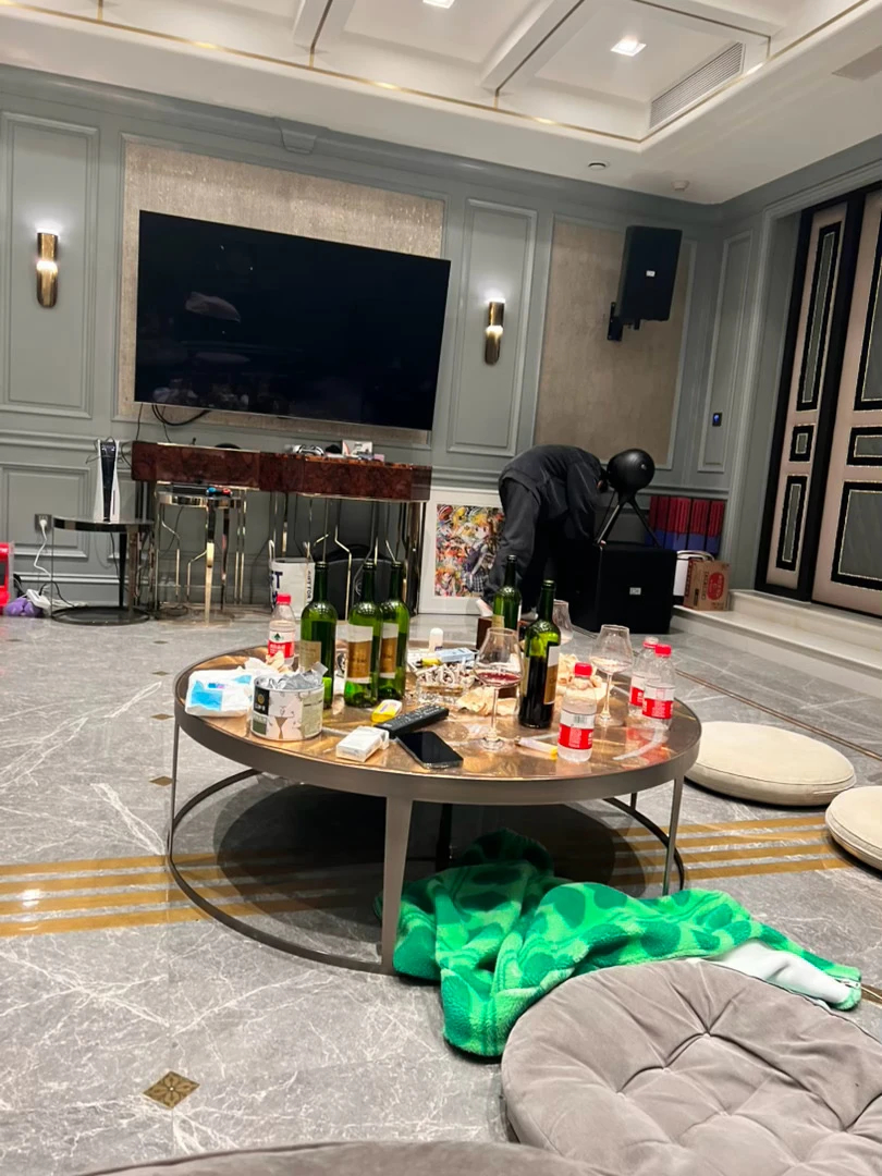 司晓迪发了好多男明星司晓迪疑似发鹿晗    看地板吧！！这还是疑似吗看照片非粉都