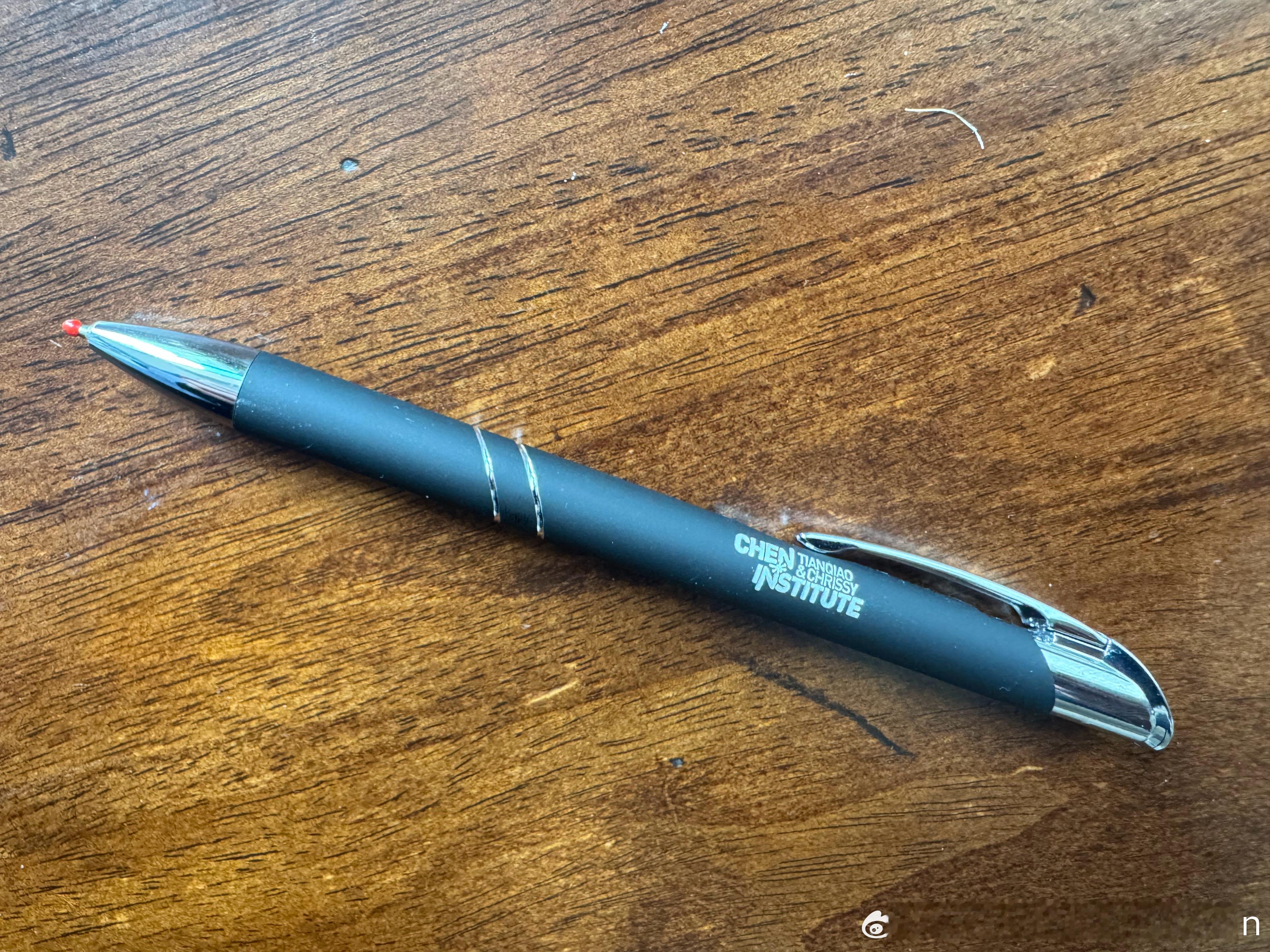 收到一个非常好的礼物：陈天桥研究院的纪念笔下面是关于 Tianqiao and 