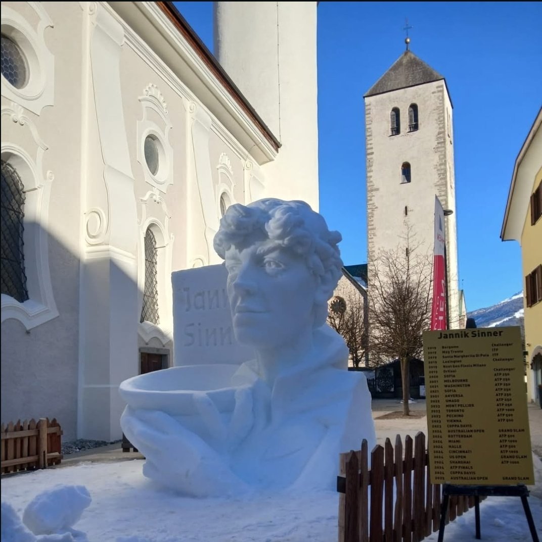 辛纳老家圣坎迪多的一座雪雕，旁边还立了一个小牌子写着他生涯斩获的所有冠军头衔。乍