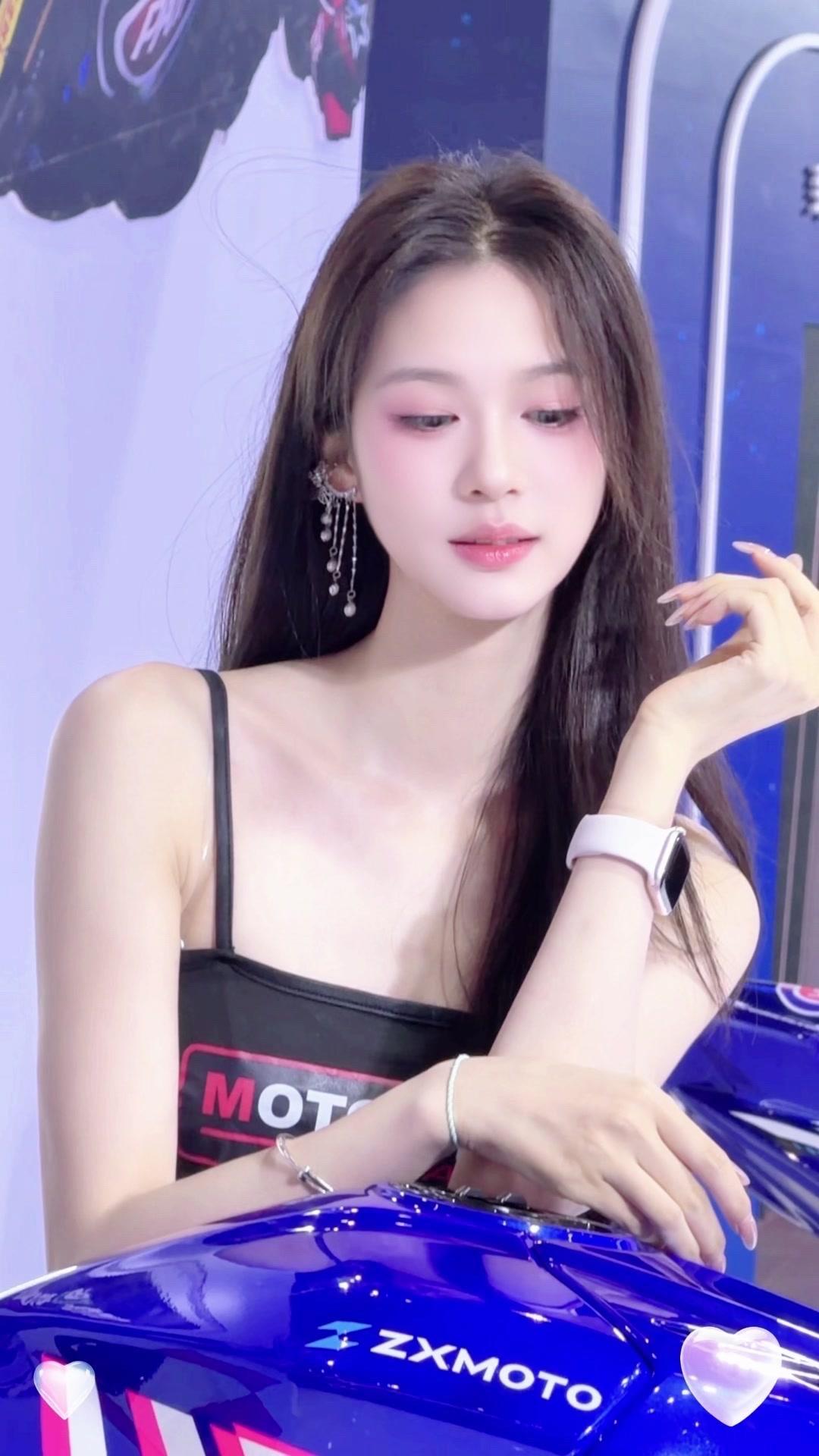 谁在摩博会抓到纯御感周子瑜了🤩。在重庆摩博会现场偶然遇到，真的太绝了...