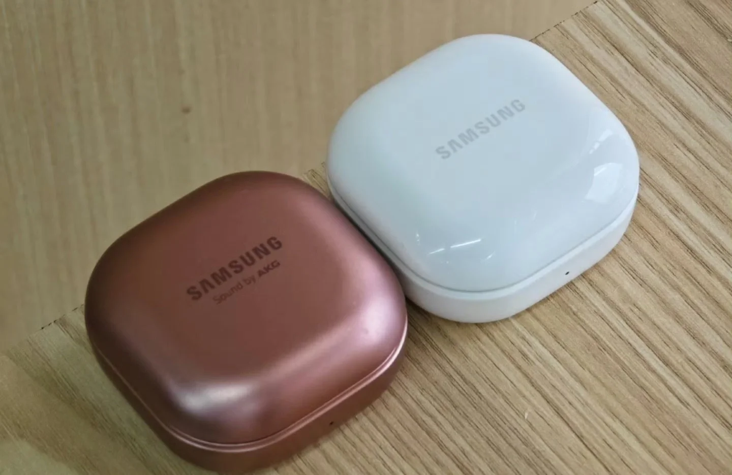 我发现，三星的耳机不管什么型号，收纳盒的尺寸都是几乎一样的，这样它们的壳就可以通...