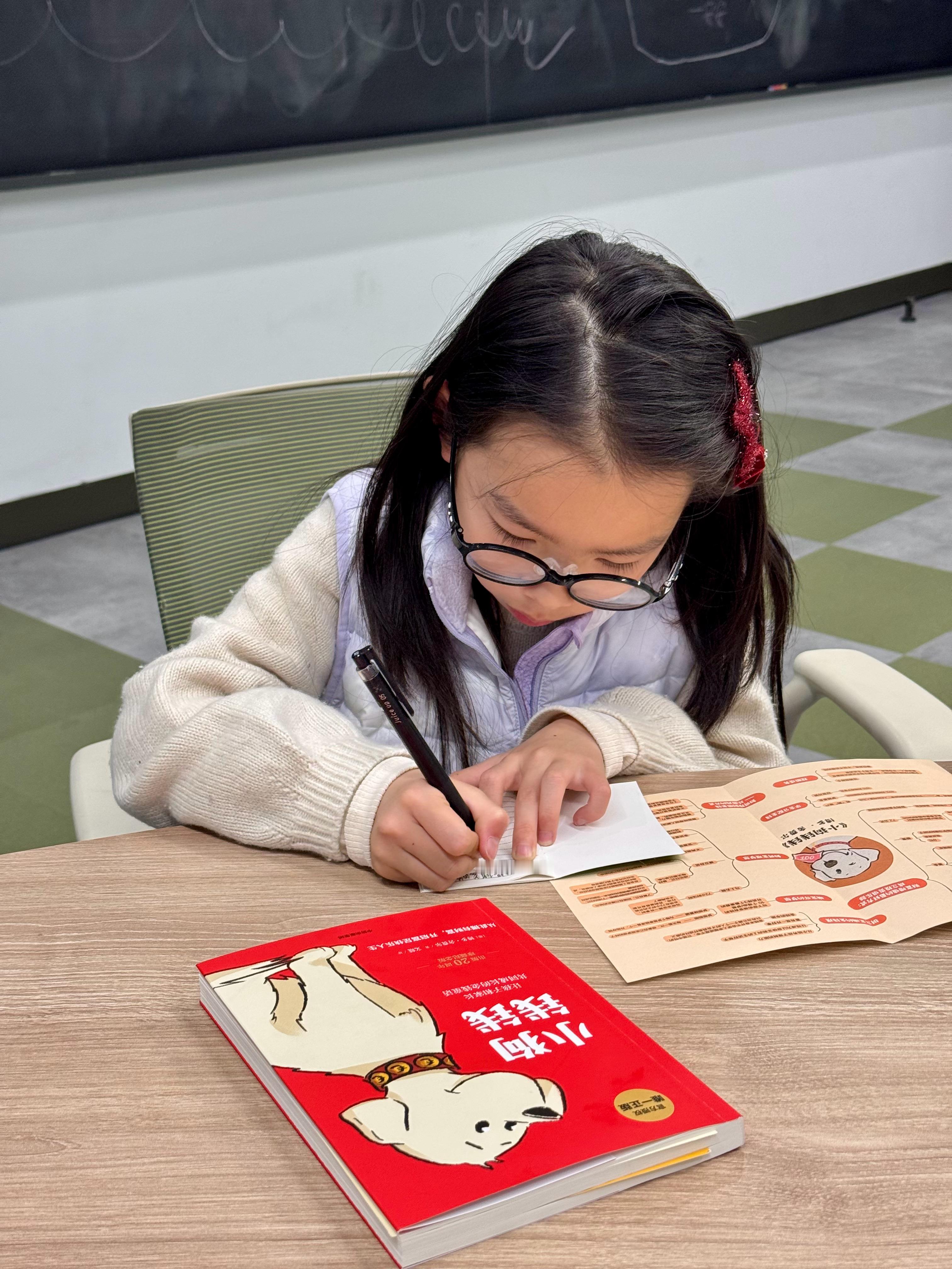 安姐在认真研究《小狗钱钱》说今年压岁钱要自己管理了可能我在看的时候她见我做了不少