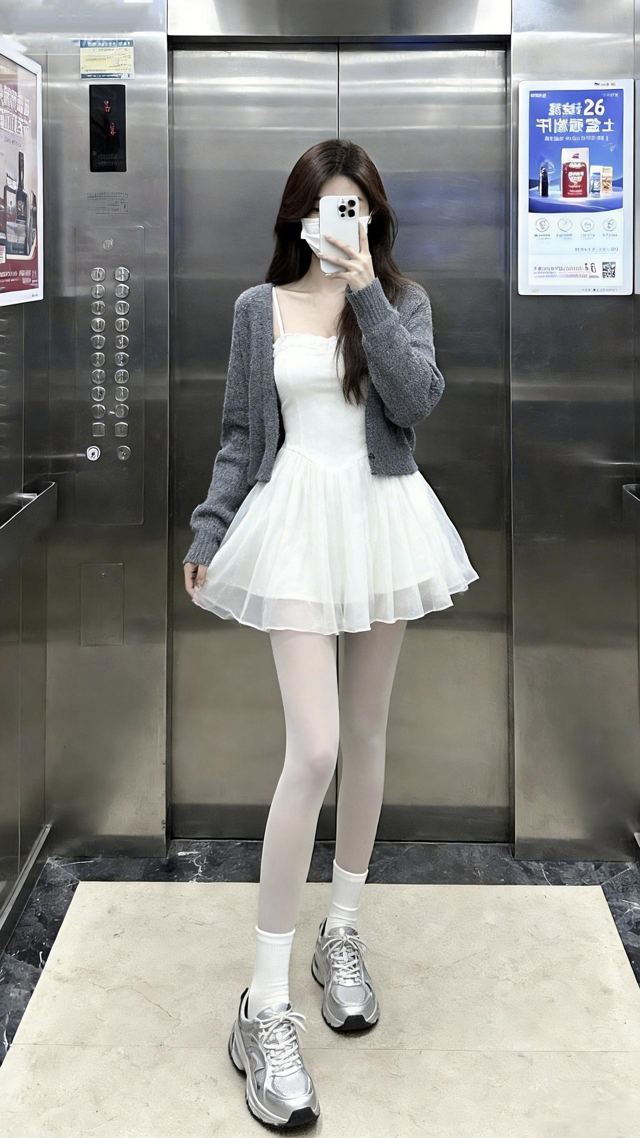 这种甜酷仙美风你们爱了吗？白纱裙像裹了层云朵的软，灰开衫一搭又添了松弛的温柔～大