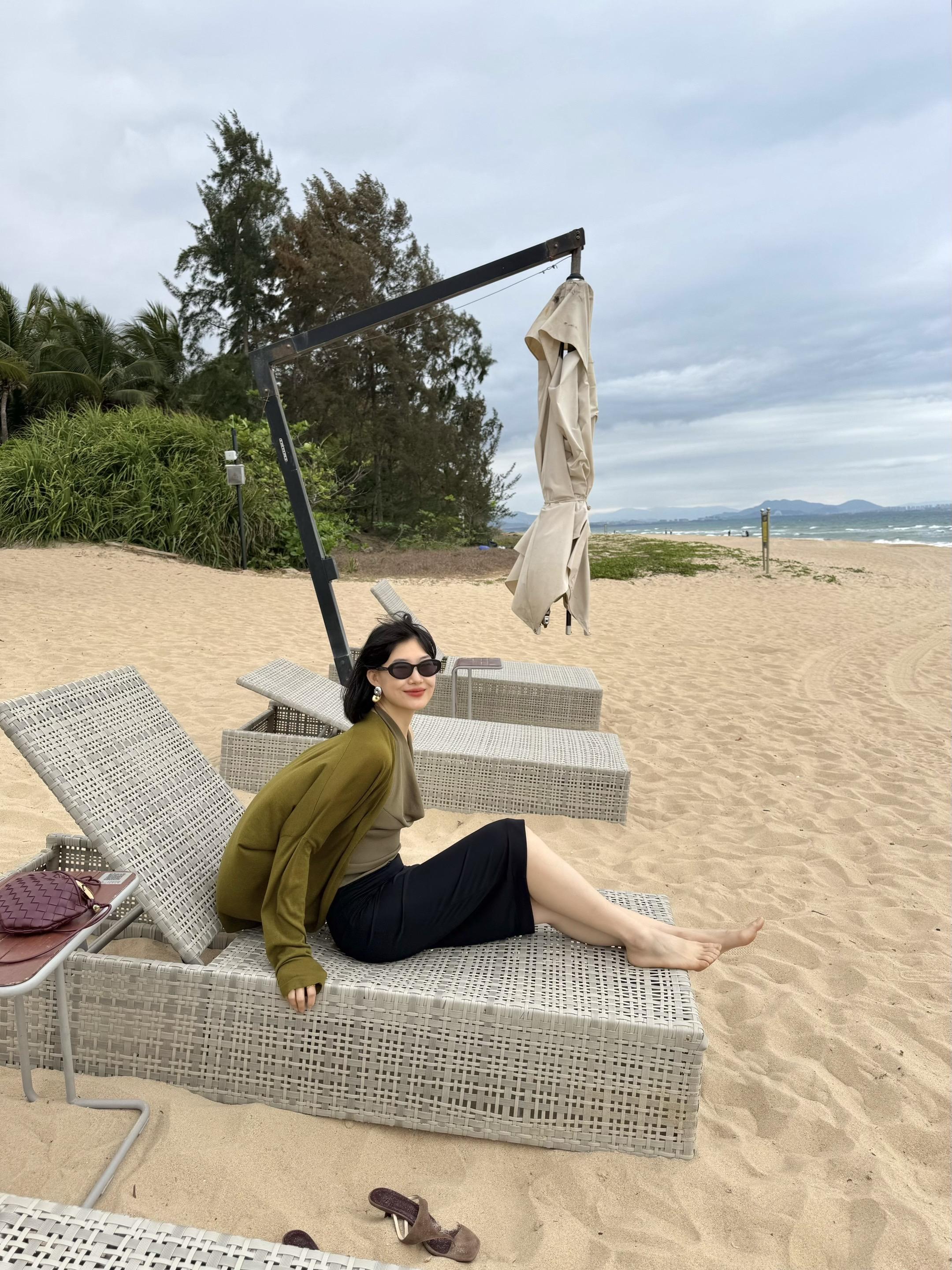 今天做海边港女 海边黏腻的空气和风，不得不放弃了精致的妆（照片里眉毛是...