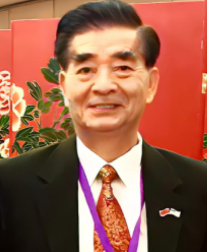 看似行善积德、备受敬重的海外侨领，背地里却是美国潜伏中国三十多年的王牌间谍。
 
