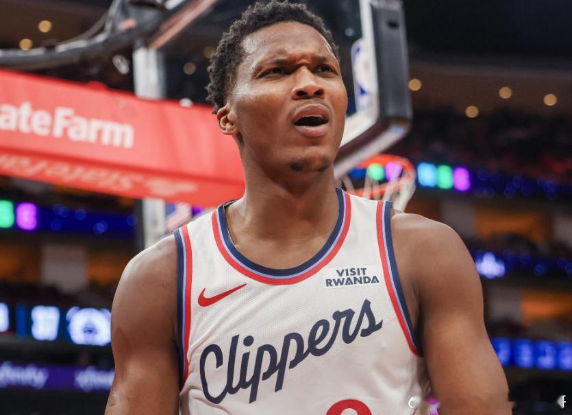 快船在主场以115-114击败掘金。赛后，快船球星伦纳德接受媒体采访时，谈到了队