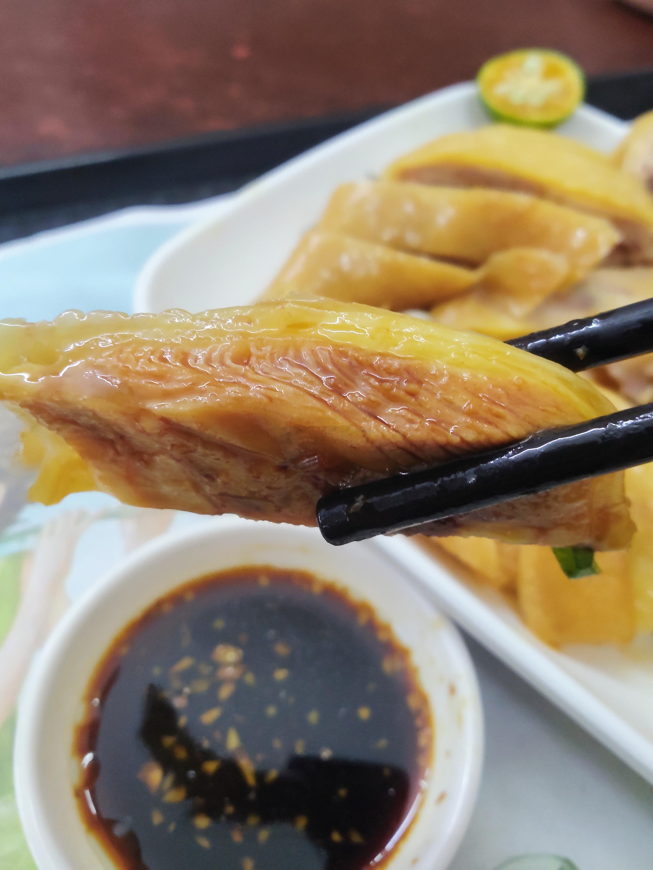 庐山路的锋味海南鸡饭，生意很好，那天傍晚6点去的，很多肉就已经卖完了，本想点容错