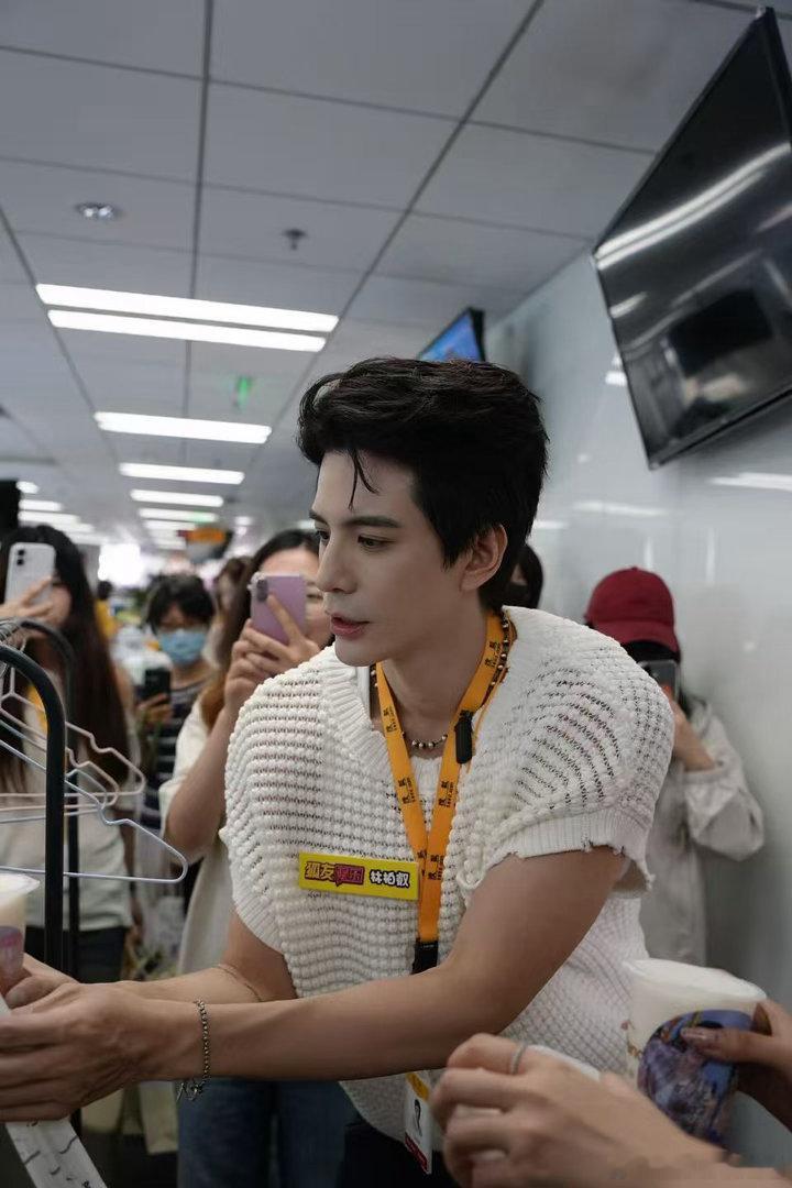 画梦录定档林柏叡画梦录 骨相好的人穿民国装是真的好看，林柏叡就是典型。偏偏刁凉生