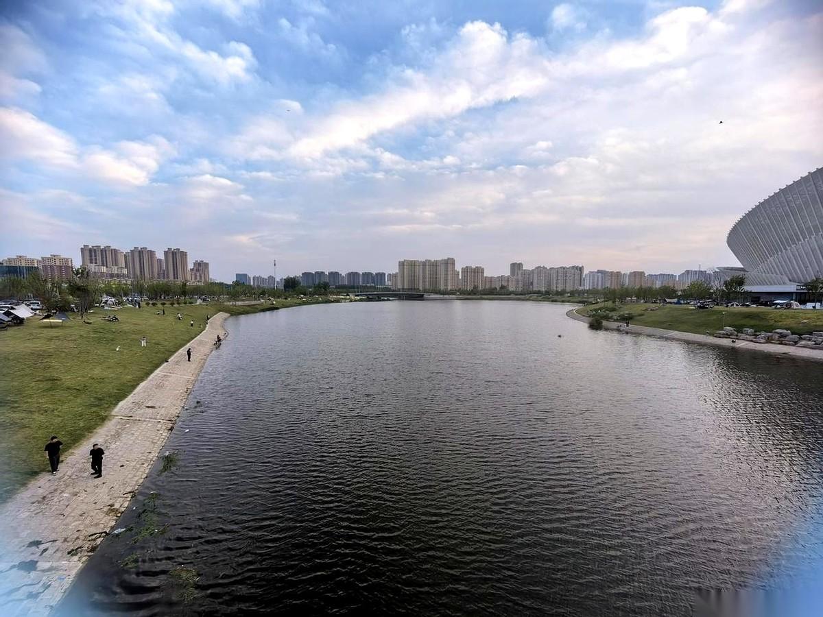 手机屏幕的反光打在脸上，工业富联后头那个红彤彤的“+6%”，刺得他眼睛生疼。
别