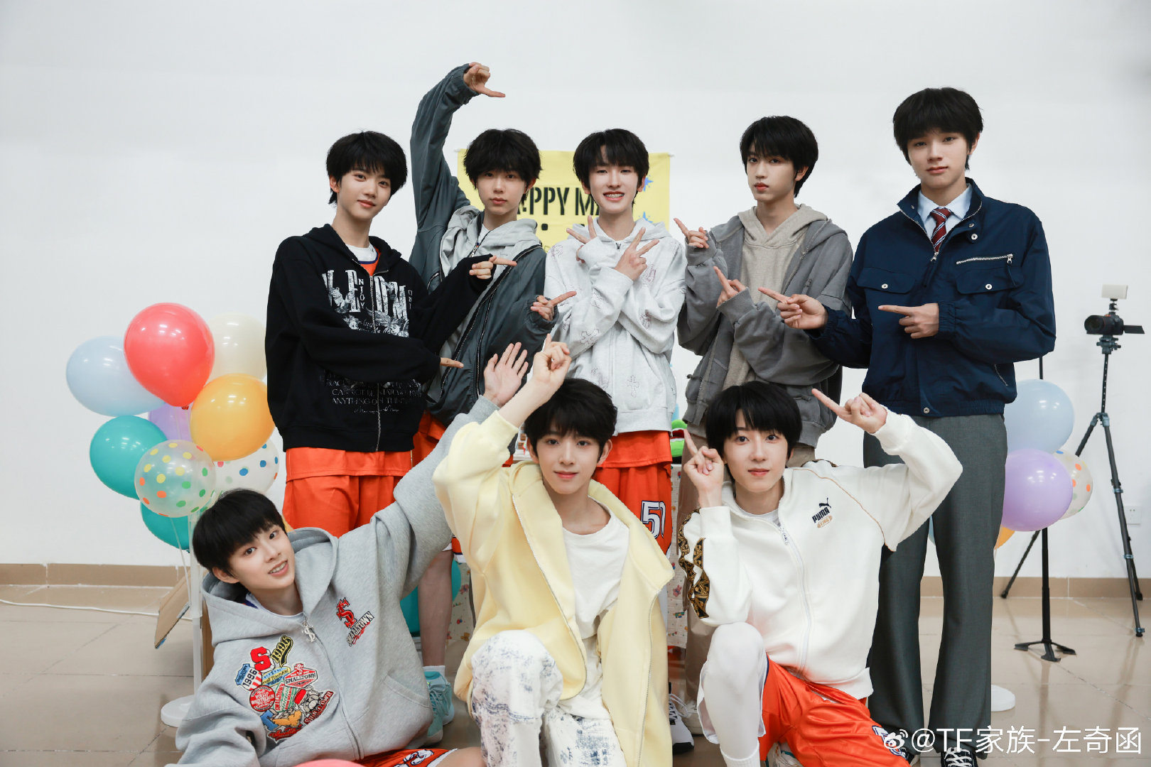 左奇函分享一个20260319的相册左奇函晒Tf四代新合照  左奇函晒Tf四代新