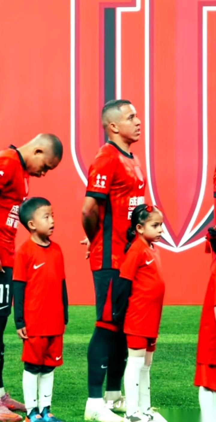 妈呀，二娃跟着唱国歌那画面，我真有点绷不住了。
嘴型对的，眼神也跟上了，这不是演