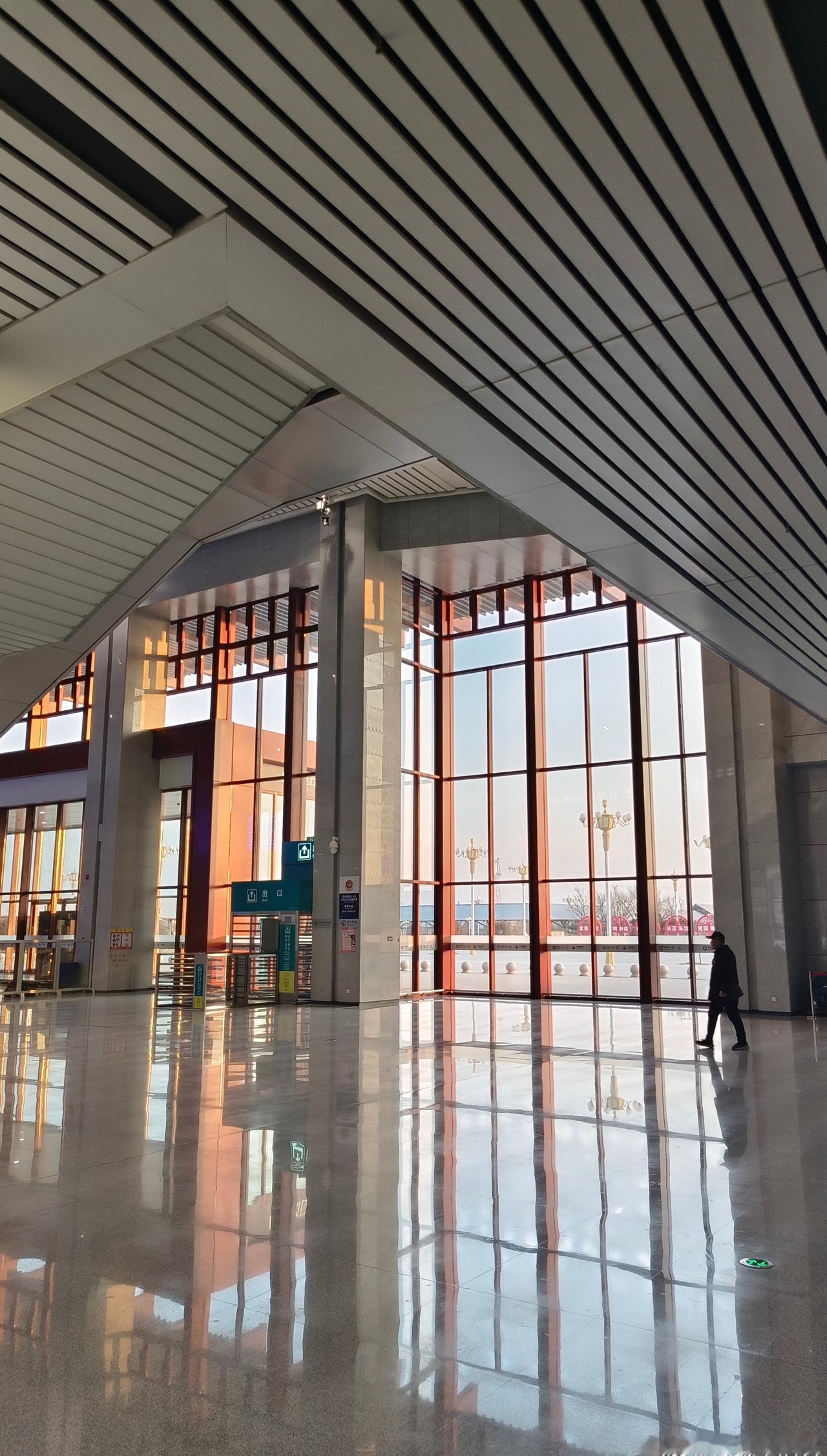 人性微光驱散寒冬！
菏泽寒夜，两名青年坠河，装修工人祝清儒挺身而出。他匍匐穿越2