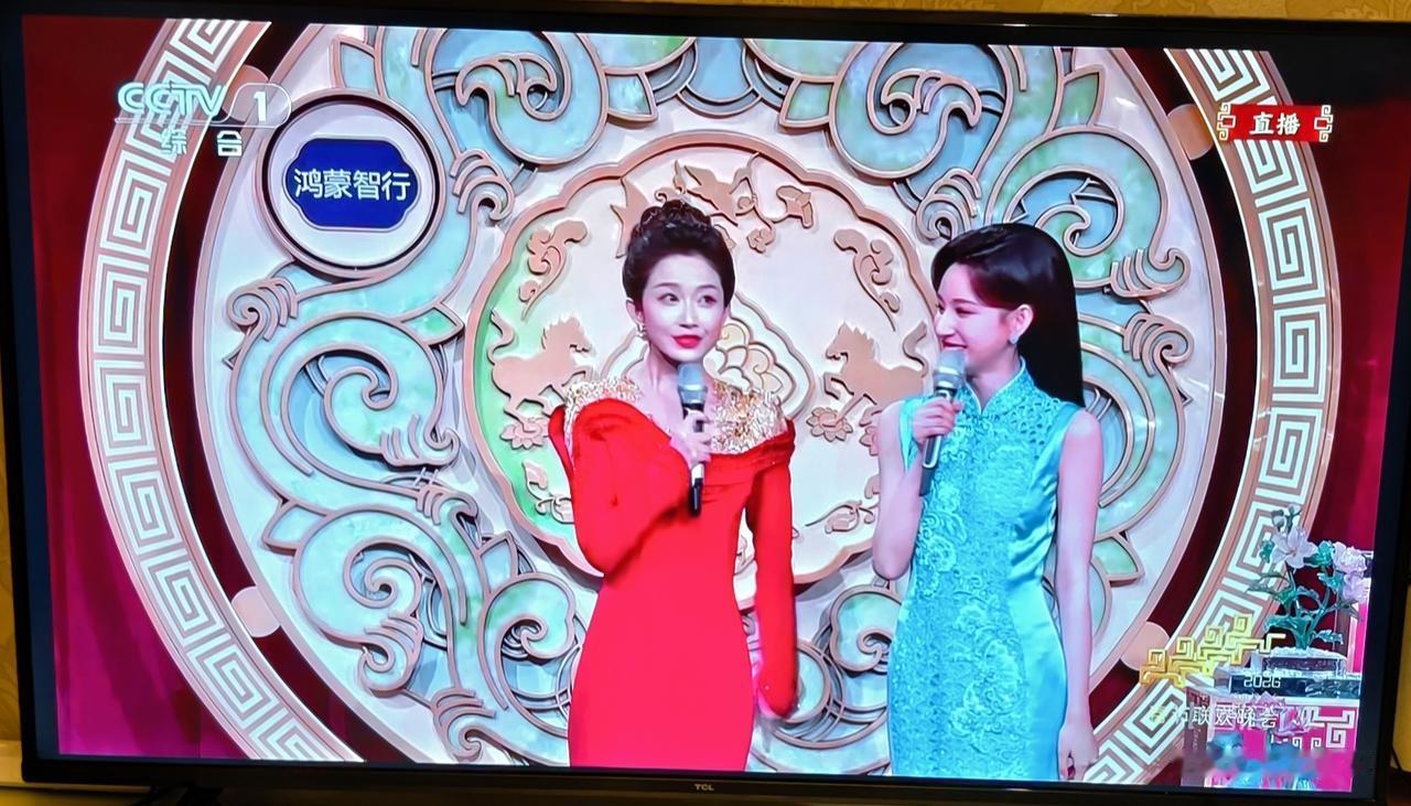 今年春晚比去年强，去年整得跟网络大电影一样，内容low 服化道也low。就是这个