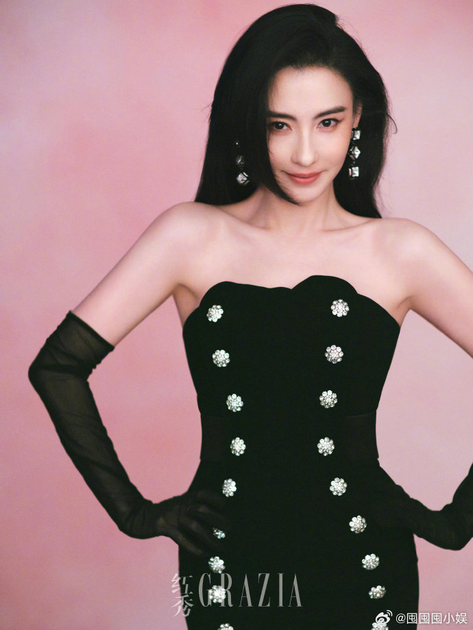 张柏芝红秀四月刊封面张柏芝这组大片，把温柔和酷飒平衡得刚刚好，白裙仙气飘飘，黑裙