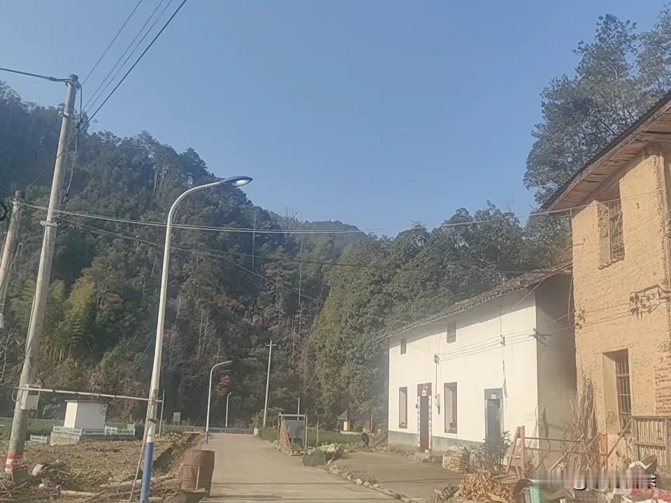 钱这东西，真让我看透不少。以前觉得谈钱俗气，经历多了才懂，没钱寸步难行。生病时没