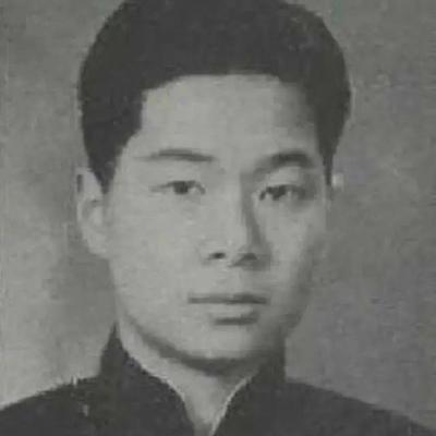1939年，孔祥熙23岁儿子的孔令侃，在前往美国途中，竟和母亲宋霭龄的牌友、比他