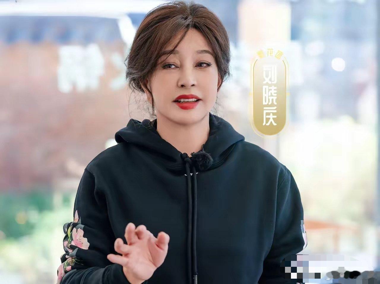 在《一路繁花》中，最令人无法忍受的一个场景是刘晓庆的私人物品被扔得满客厅都是，乱