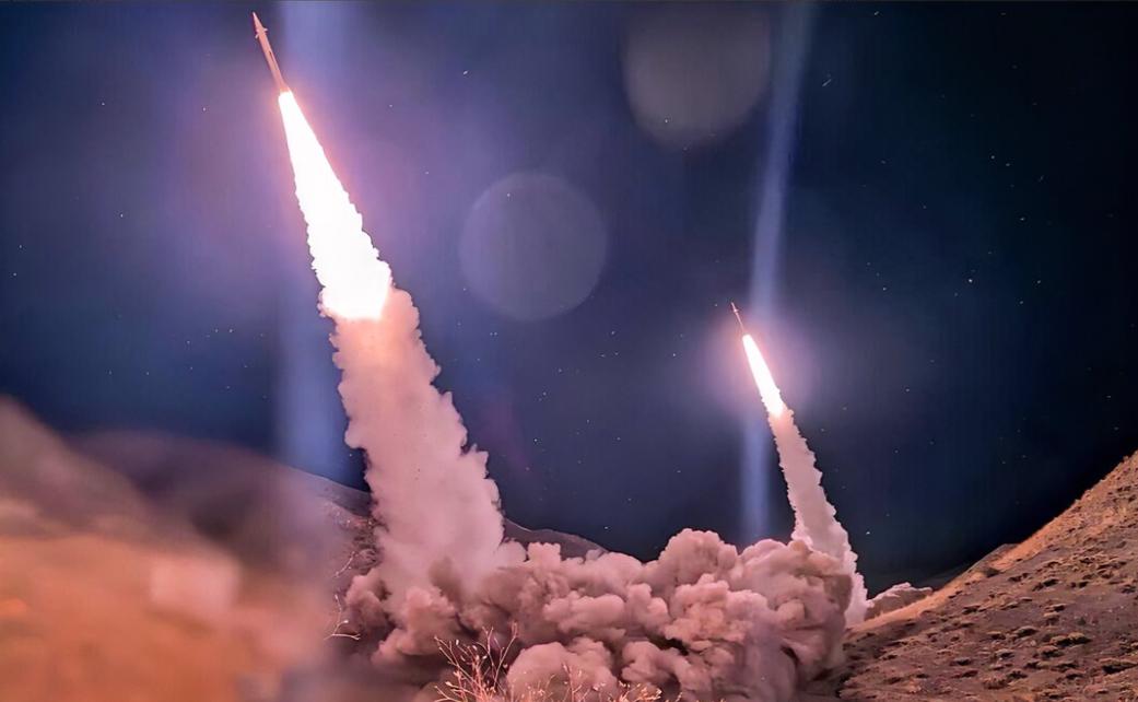 伊朗这次主动出击
7月28日下午5时45分
伊朗伊斯兰革命卫队从伊朗境内

发射