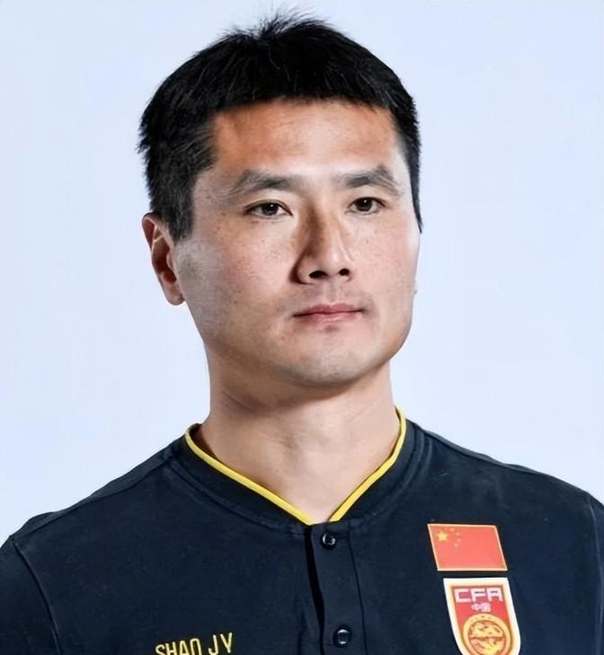 每次国足换帅，必提年轻化。结果呢？往往是大名单看着年轻了，上场还是那帮老面孔。这