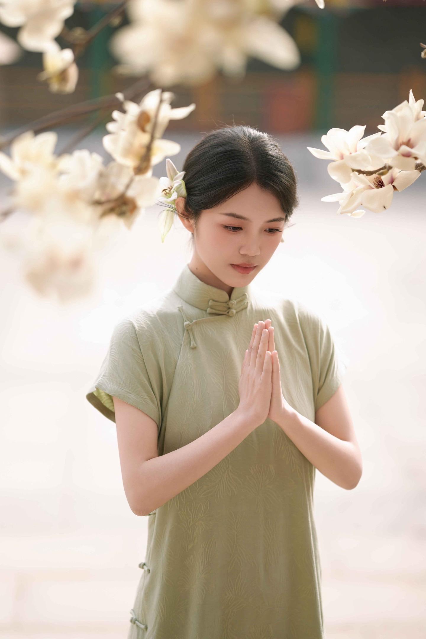 她像春日里的玉兰花。