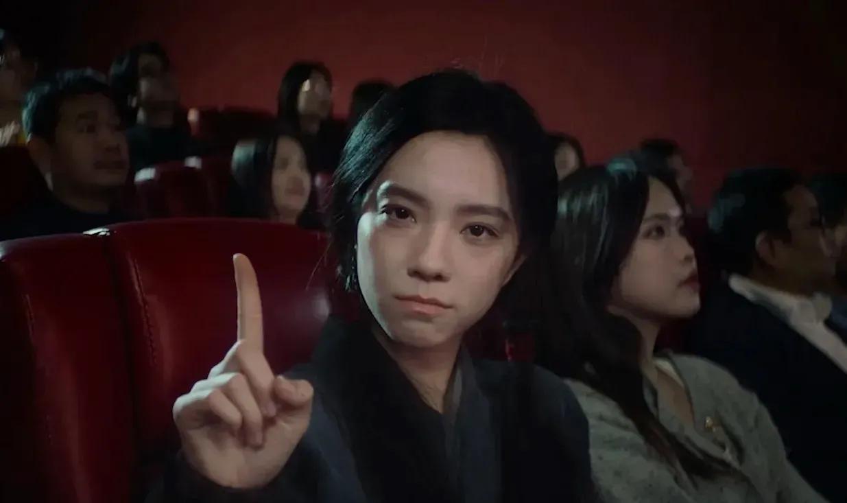 京圈新星庄达菲，00后“黄蓉”惊艳登场！

这位年轻演员可不简单，自幼便踏入娱乐