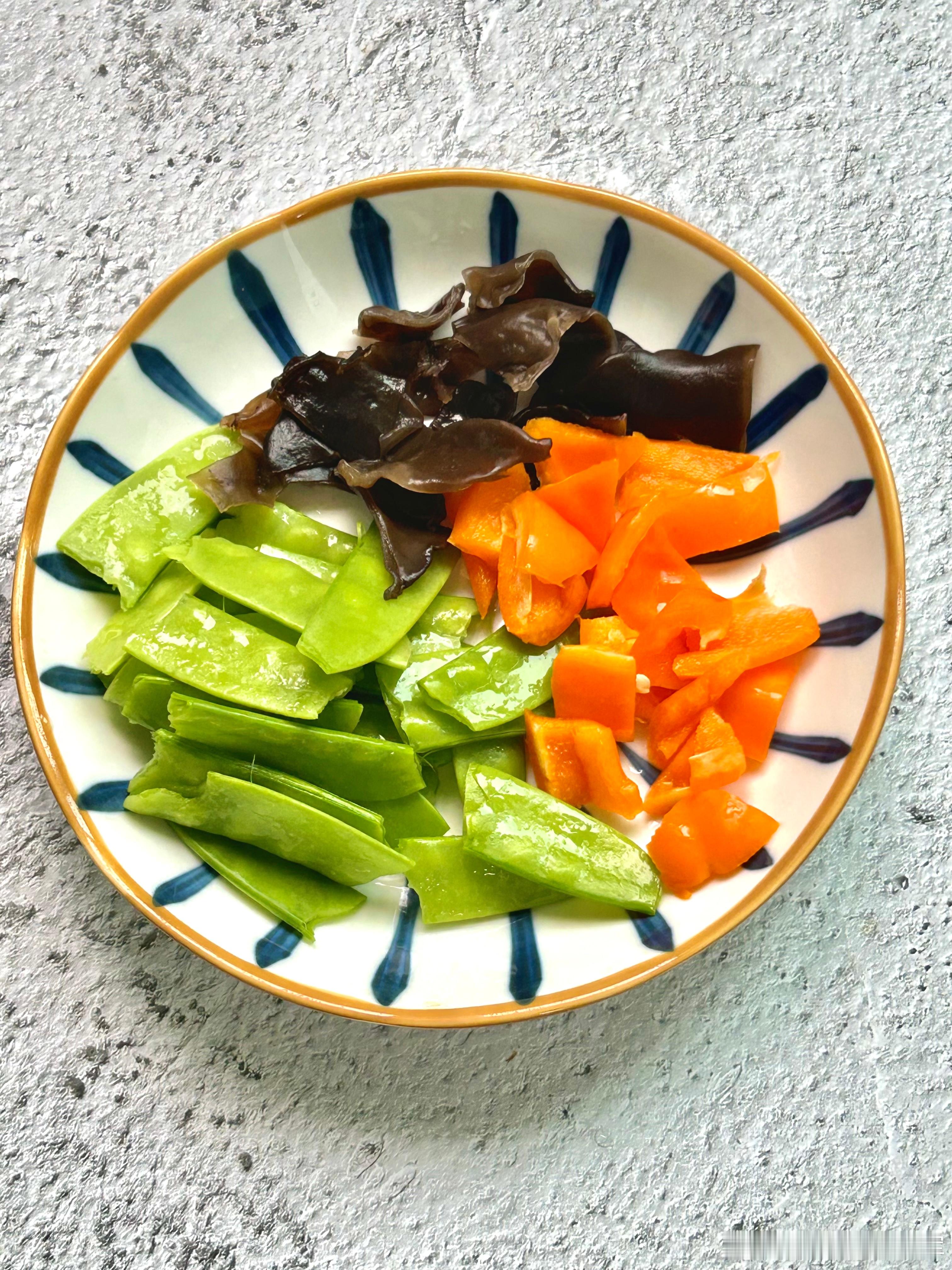 #健闻登顶计划##全民营养提升计划# 【变着花样吃蔬菜：】荷兰豆炒木耳原料：水发