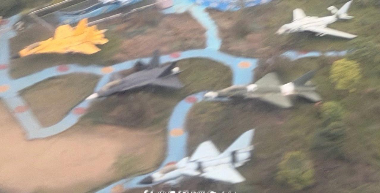 来成都就是拍飞机啦！
一打开相机：