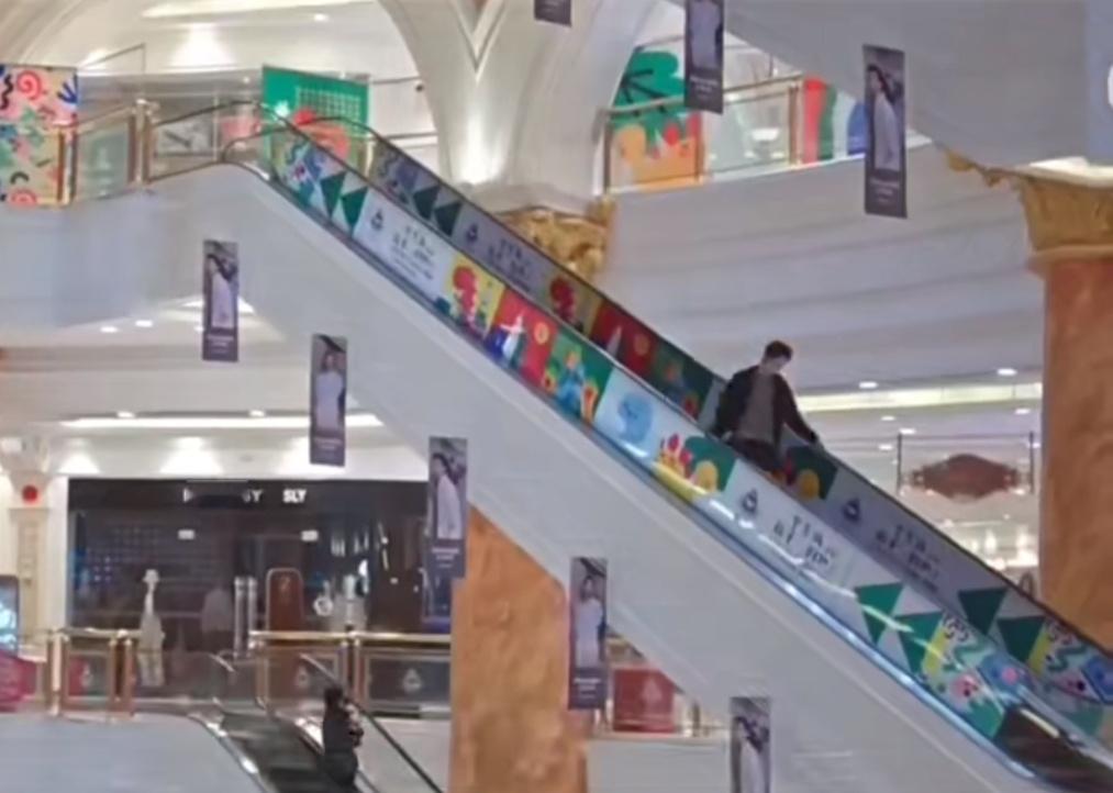 笑死，一排李现AF广告牌🤣🤣🤣 