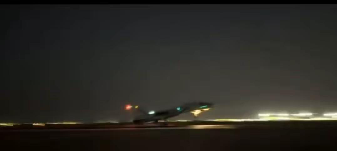 伊朗飞行员真的不怕死。F-14AM战机深夜升空，直接化身"空中大笤帚"，拦截美军