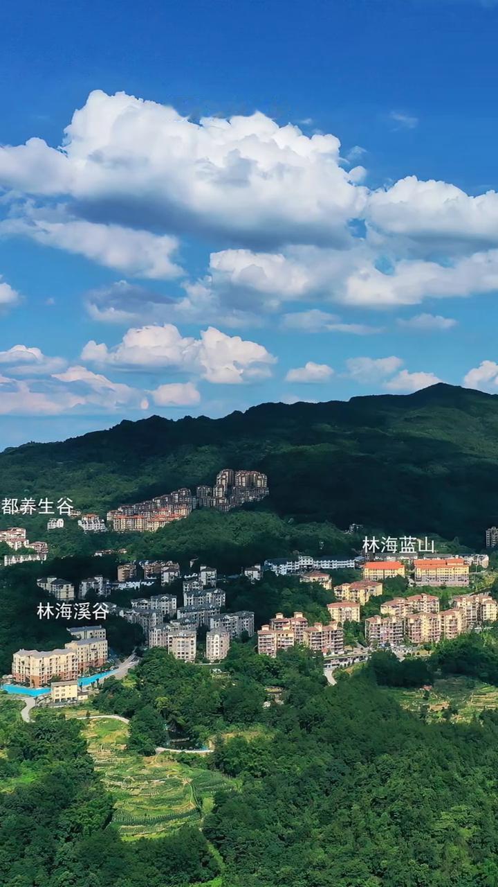 风凰山。
一边是江津东胜，一边是习水寨坝。林海溪谷、桃都养生谷、云岭翠湖、胜景华