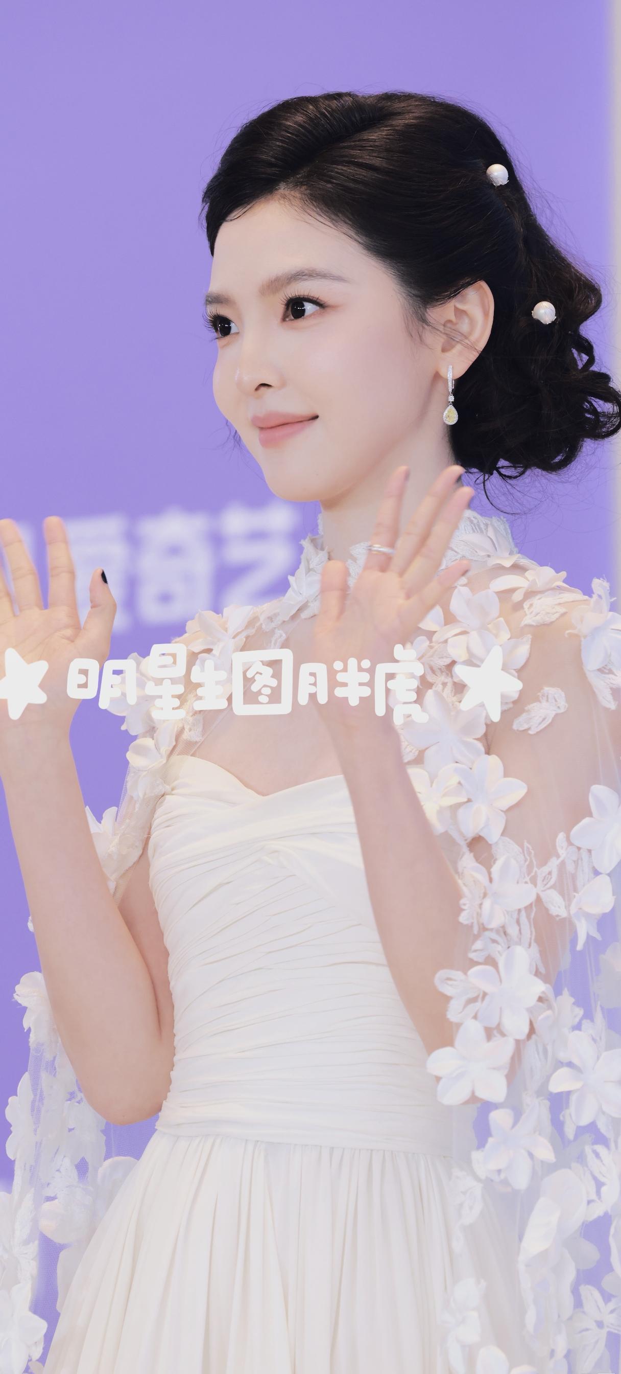 女星谁最耀眼章若楠尖叫之夜红毯绝美容颜，这颜值，我酸了