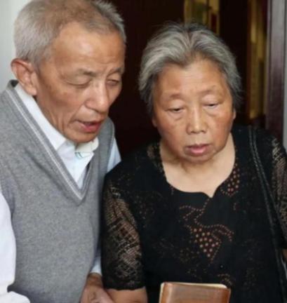 2013年，61岁的知青刘宝华重返米脂县，看望初恋马凤兰。意外发现，凤兰竟然给他