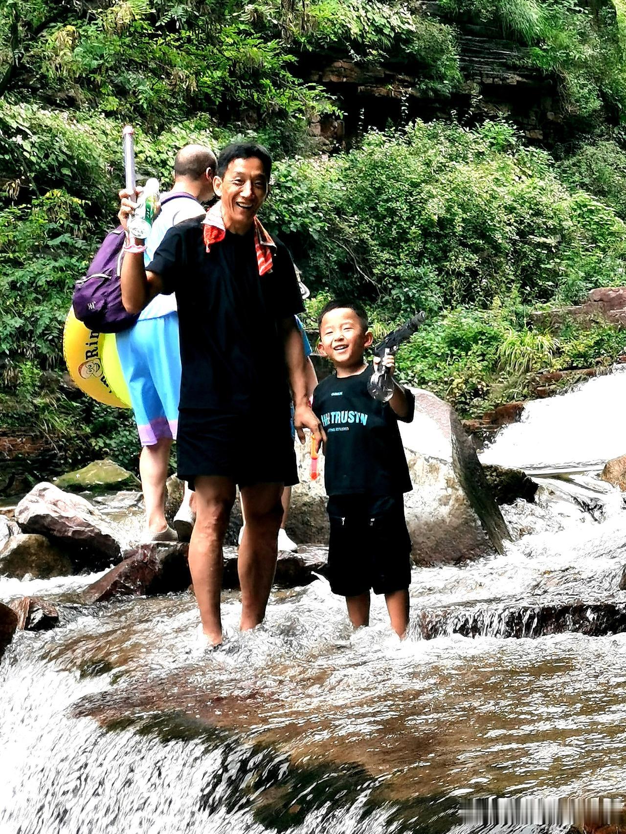 游山玩水小记

炎炎夏日之酷热，却被山谷里哗哗流水冲刷的无影无踪。
太行山脉的一