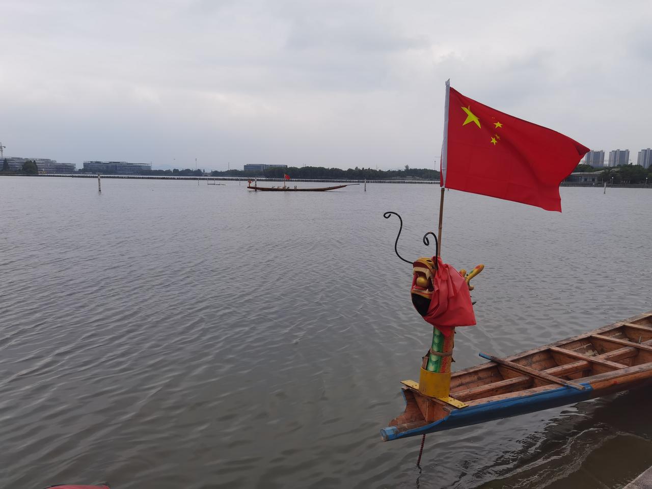 洋泾湖龙舟训练，挺热闹。问了一下，比赛要回老家比赛，绍兴只是训练。问老家哪里？回