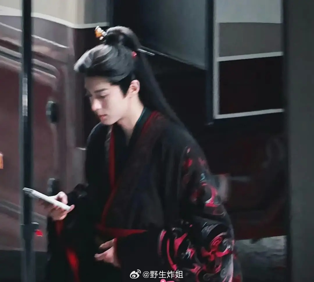 王鹤棣《将门毒后》谢景行黑红战国袍新路透 