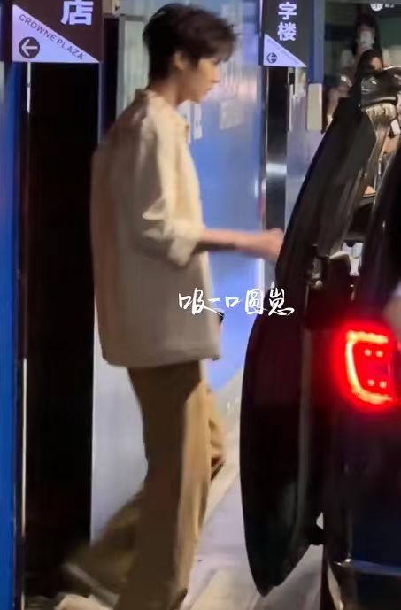 周柯宇好长周柯宇粉色爱心内搭 周柯宇好长，周柯宇粉色爱心内搭，白色外套搭配咖色休
