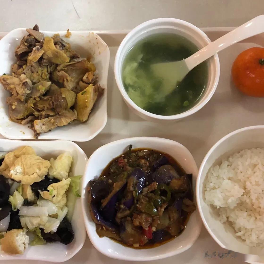 我们公司伙食不错，每餐两荤一素一汤，还有餐后甜点水果啥的，但是工资只有两千块，一