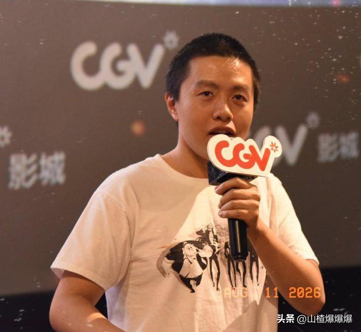 说真的，
这电影圈的规矩，
一下子被饺子给彻底搅乱了。

张艺谋、徐克这些大导在