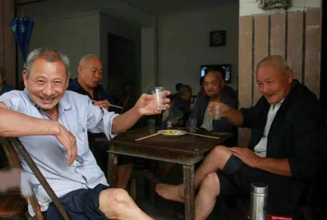 提醒男性：喝酒时如果爱干这“3件事”，说明你已经老了

1、喝酒有度

年轻的时
