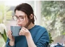 喝热水走向世界？海外网友：真管用！
喝热水走向世界这事还挺有意思。以前总觉得多喝