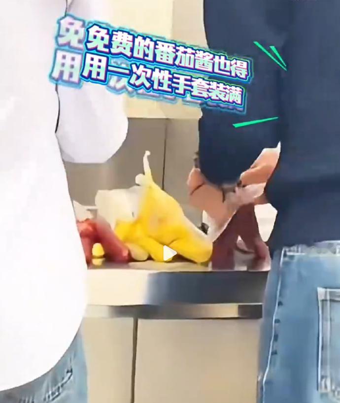山姆回应多名顾客拿袋子装免费酱料 这到底是有钱人还是没钱人？说他们有钱，用手套装