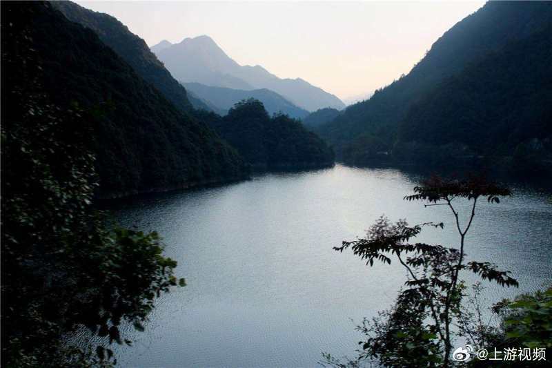 #景区辟谣外籍游客瀑布水源洗澡#【外籍游客在浙江一景区水源地洗澡？涉事景区辟谣：