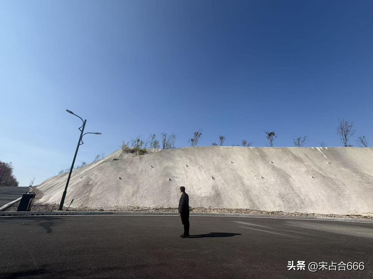 有人给我打电话，说他后天结婚，希望我能参加。

这个人六十三岁了，在我的记忆里，