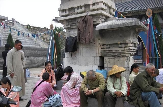 我@了豆包一个问题，我说我不想打光棍了，怎么办，豆包是这样回答我的：
不想打光棍