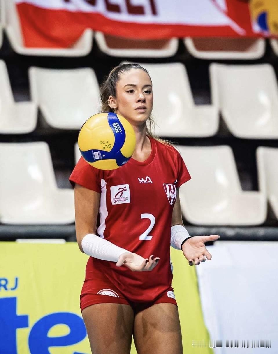 巴西接应朱莉娅·阿泽维多上周日（23日）晚间，在其效力的蒂茹卡俱乐部附近的孔德·